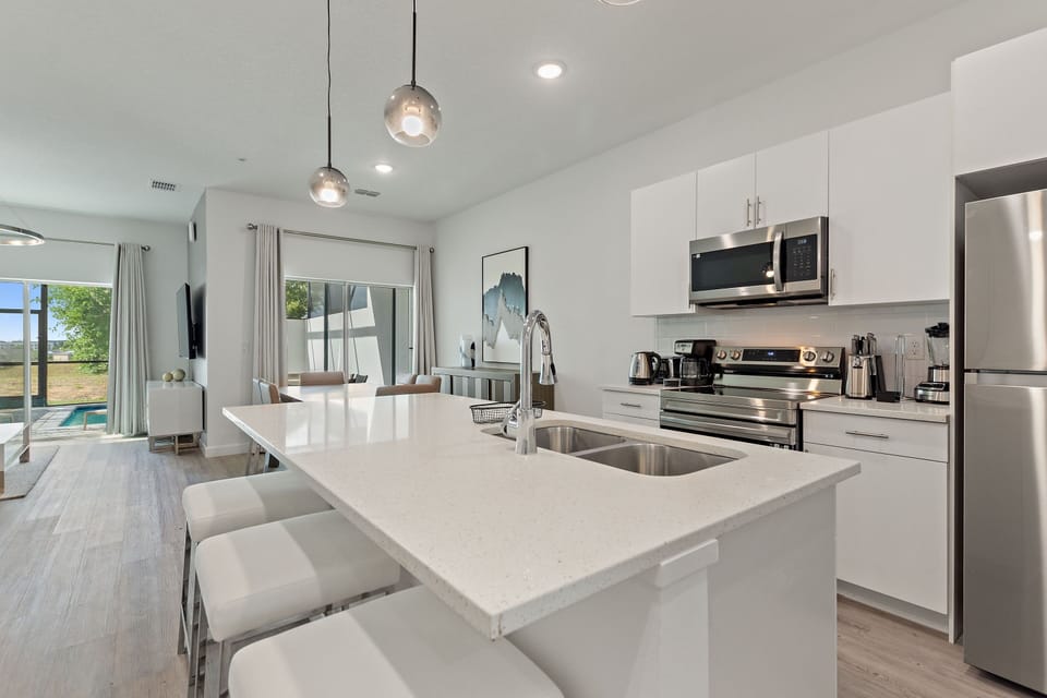 Townhome, 6 Bedrooms | Private kitchen | Fridge, oven, coffee/tea maker, toaster