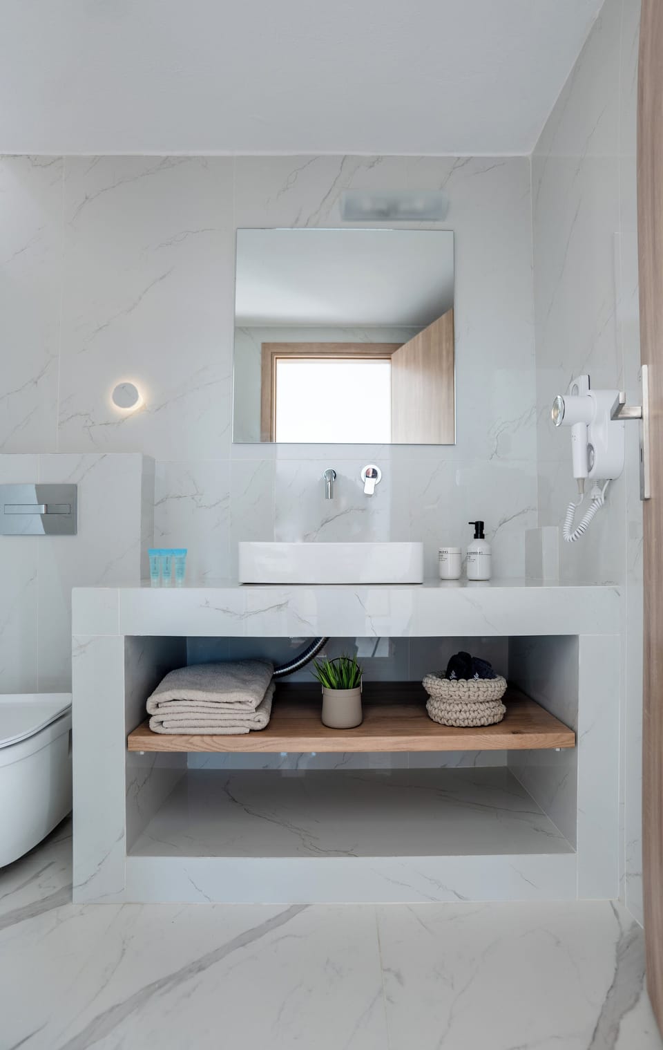 Superior Suite | Bathroom | Shower, free toiletries, hair dryer, towels