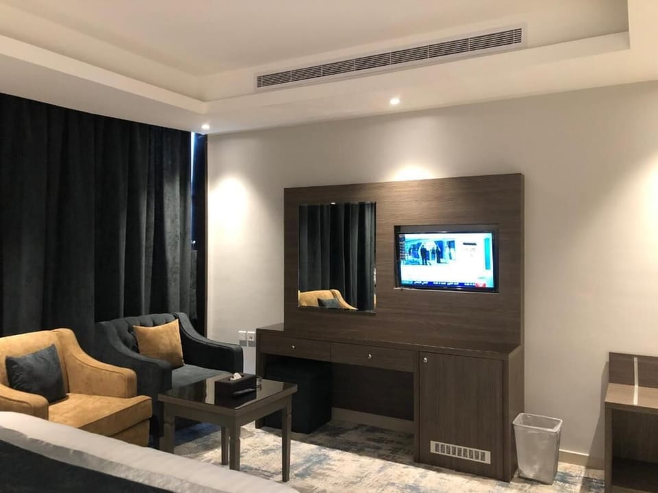 Deluxe Suite, 1 Bedroom, City View | Living area