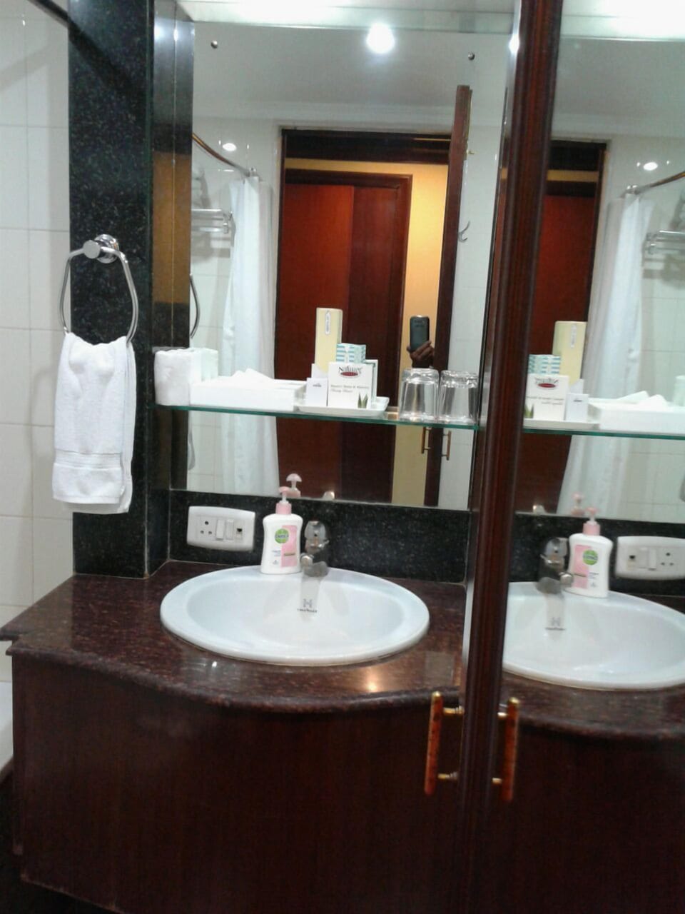 Superior Twin Room, 1 King Bed, Non Smoking, Garden View | Bathroom | Designer toiletries, bathrobes, slippers, towels