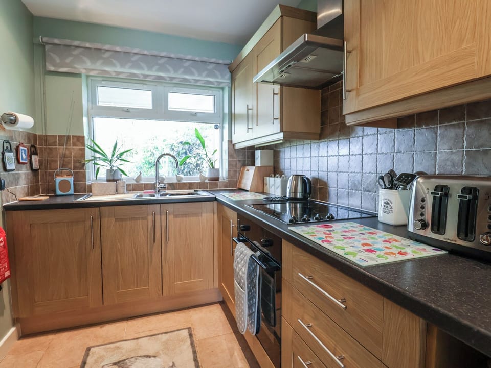 Fridge, cookware/dishes/utensils