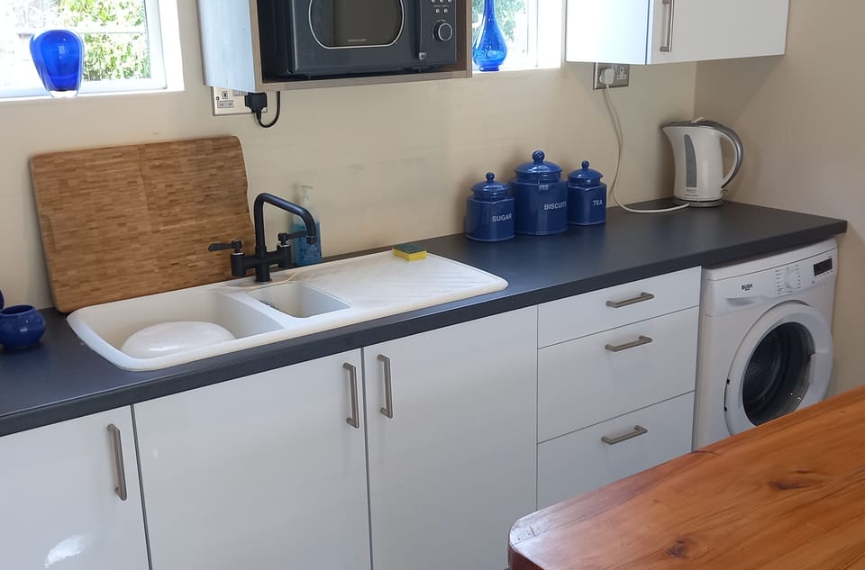 Cottage | Private kitchen | Fridge, microwave, stovetop, electric kettle