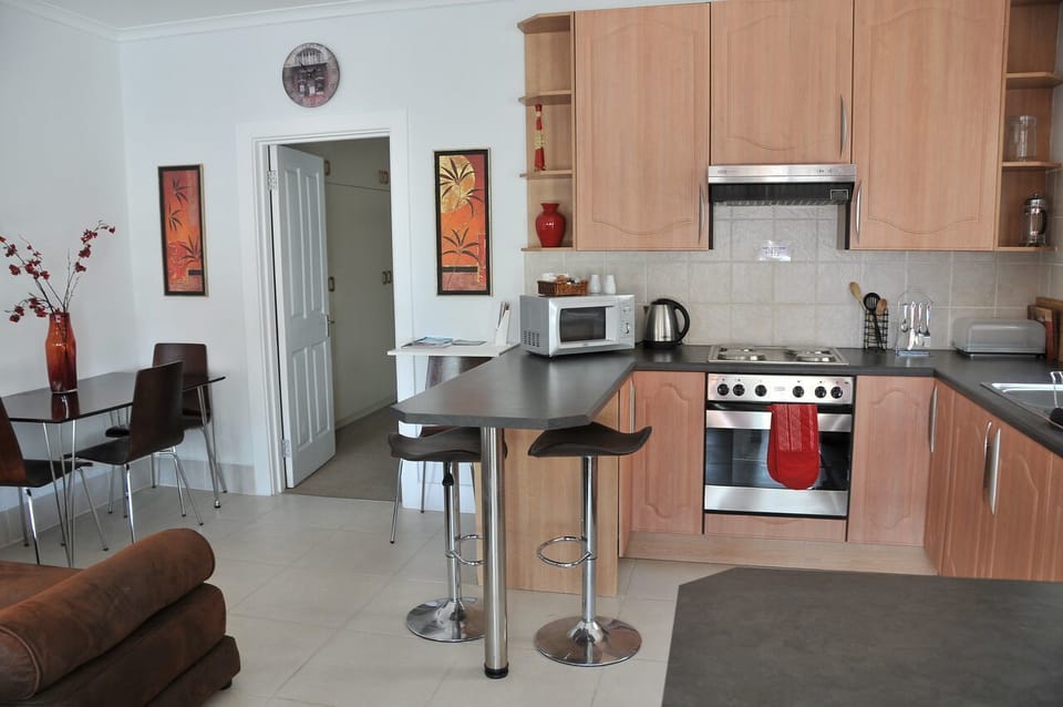 Microwave, cookware/dishes/utensils