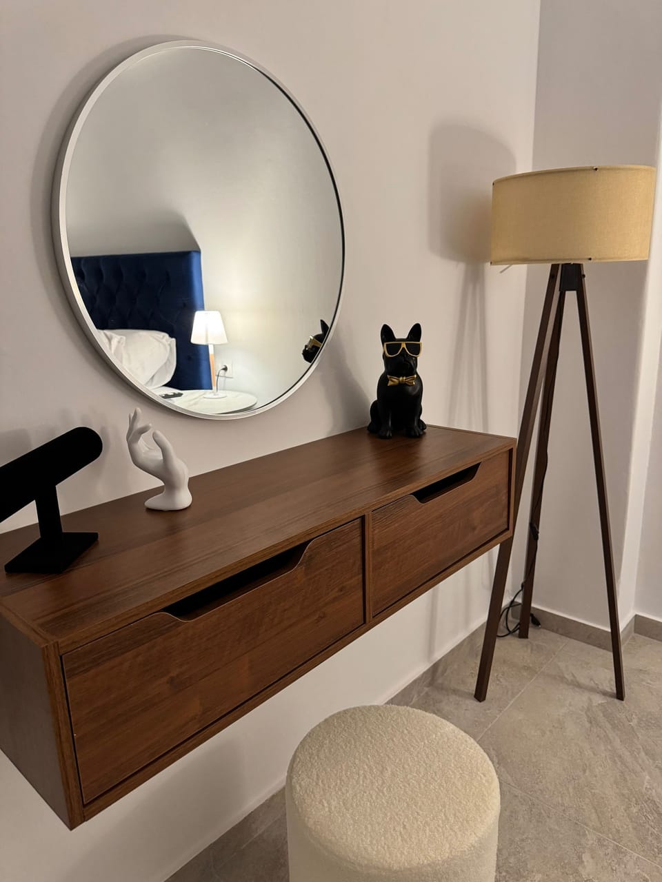 House | 2 bedrooms, desk