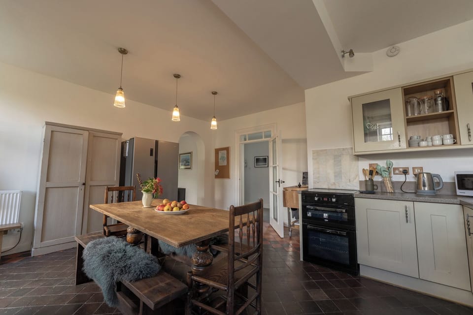 Cottage | Private kitchen | Dishwasher, cookware/dishes/utensils
