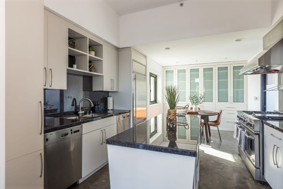 Deluxe House, City View | Private kitchen | Full-size fridge, microwave, oven, stovetop