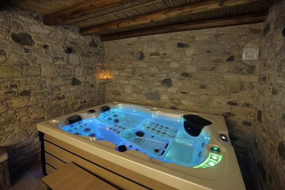 Deluxe Apartment, 2 Bedrooms, Corner | Private spa tub