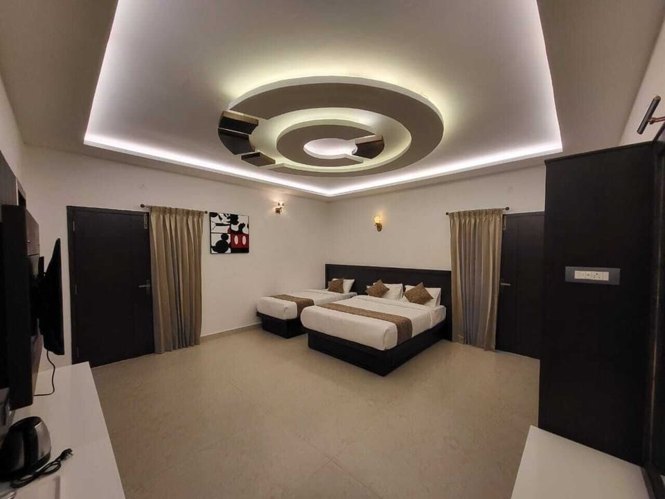Luxury Triple Room, Balcony, Courtyard View | Desk, laptop workspace
