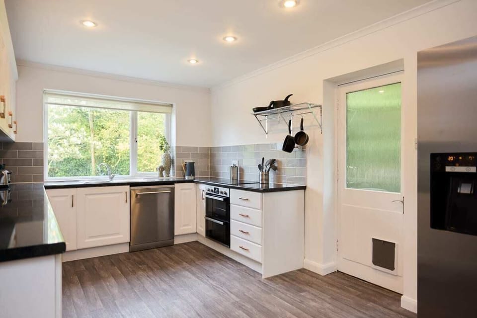 House (5 Bedrooms) | Private kitchen | Fridge, oven, dishwasher, cookware/dishes/utensils