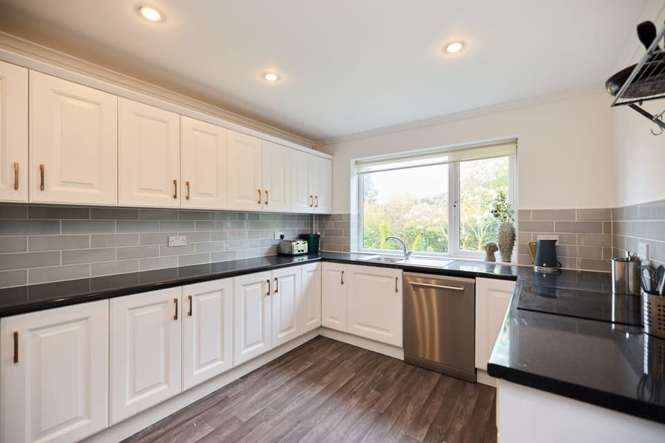 House (5 Bedrooms) | Private kitchen | Fridge, oven, dishwasher, cookware/dishes/utensils