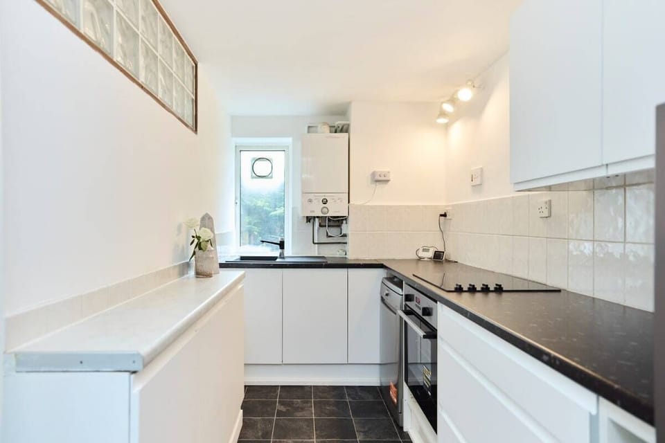 House (5 Bedrooms) | Private kitchen | Fridge, oven, dishwasher, cookware/dishes/utensils