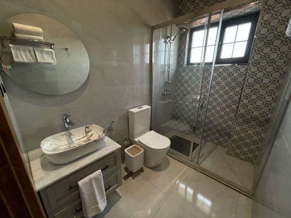 Classic Double Room, Garden View | Bathroom | Shower, free toiletries, hair dryer, bathrobes