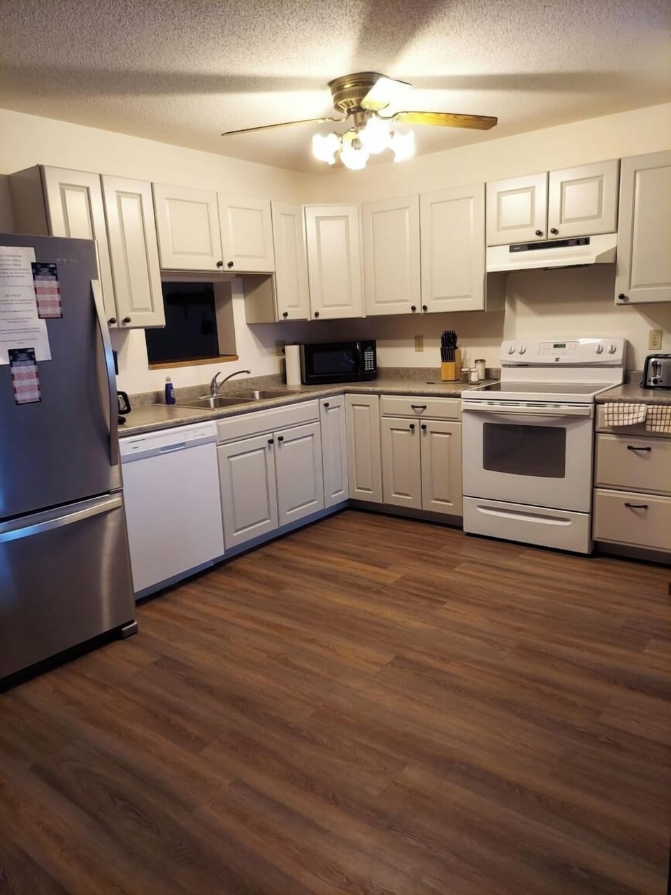 Deluxe Condo, Lake View | Private kitchen