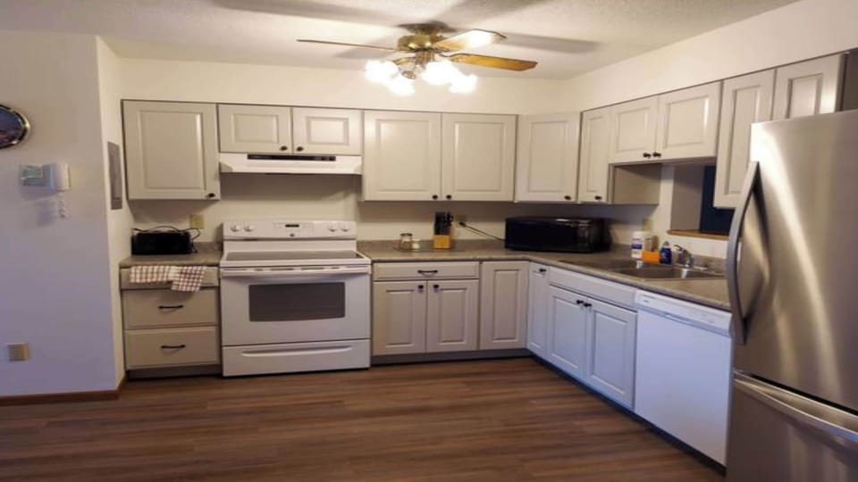 Deluxe Condo, 3 Bedrooms, Lake View | Living area