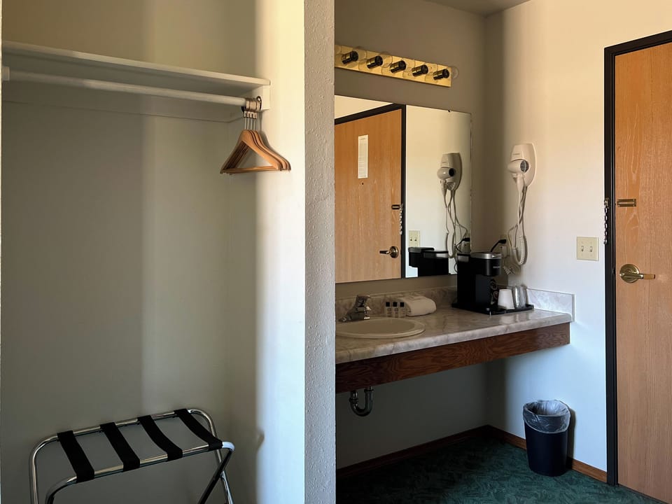 Laptop workspace, blackout drapes, iron/ironing board, free WiFi