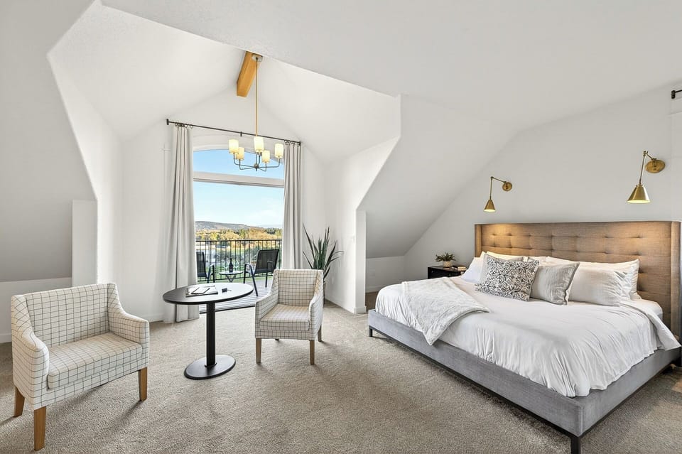 Deluxe Double Room, Mountain View | Down comforters, pillowtop beds, minibar, individually decorated