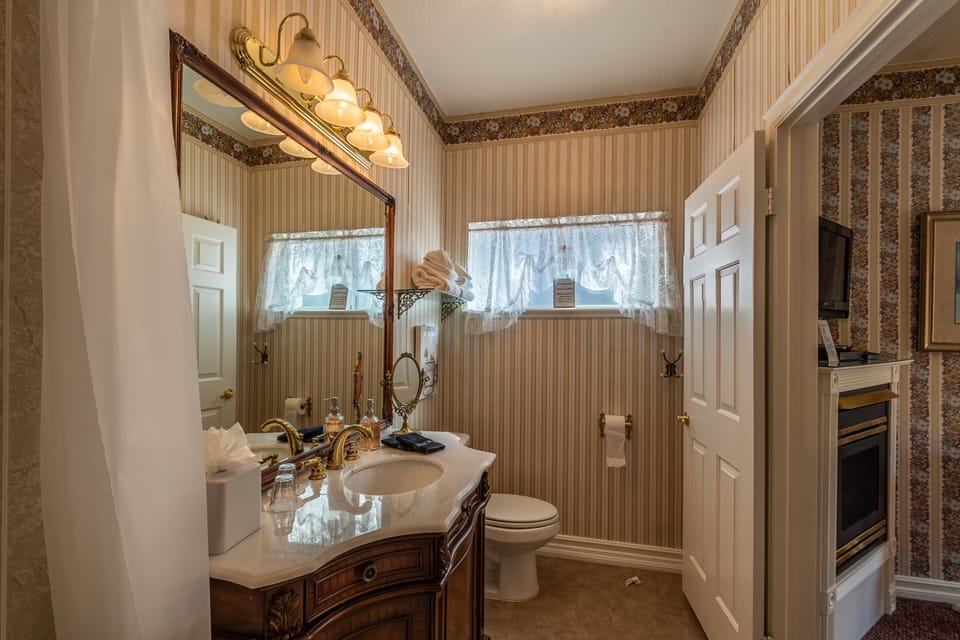 Golden Delicious | Bathroom | Free toiletries, hair dryer, towels