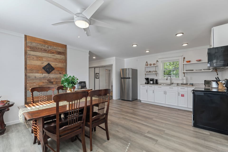 Signature House, Fireplace | In-room dining