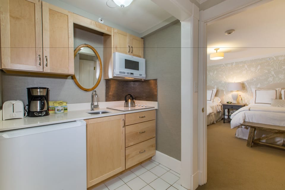 Coffee/tea maker, fridge, microwave