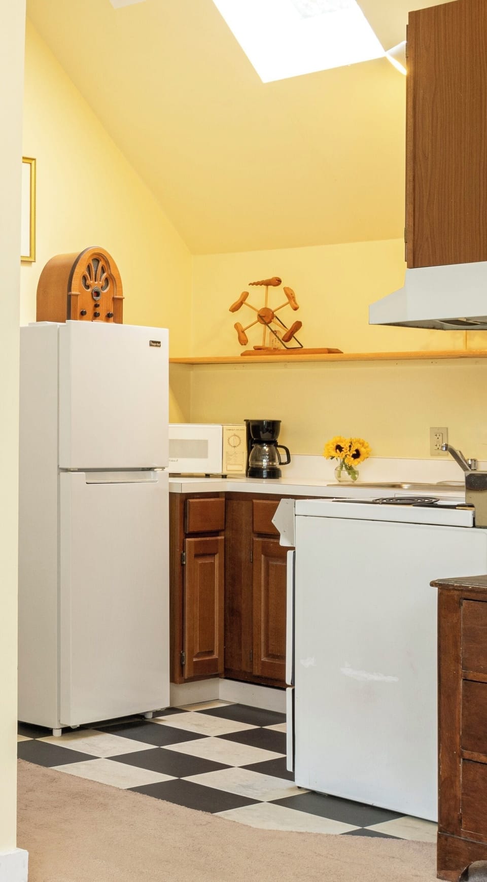 Deluxe Studio Suite, 1 King Bed | Private kitchenette