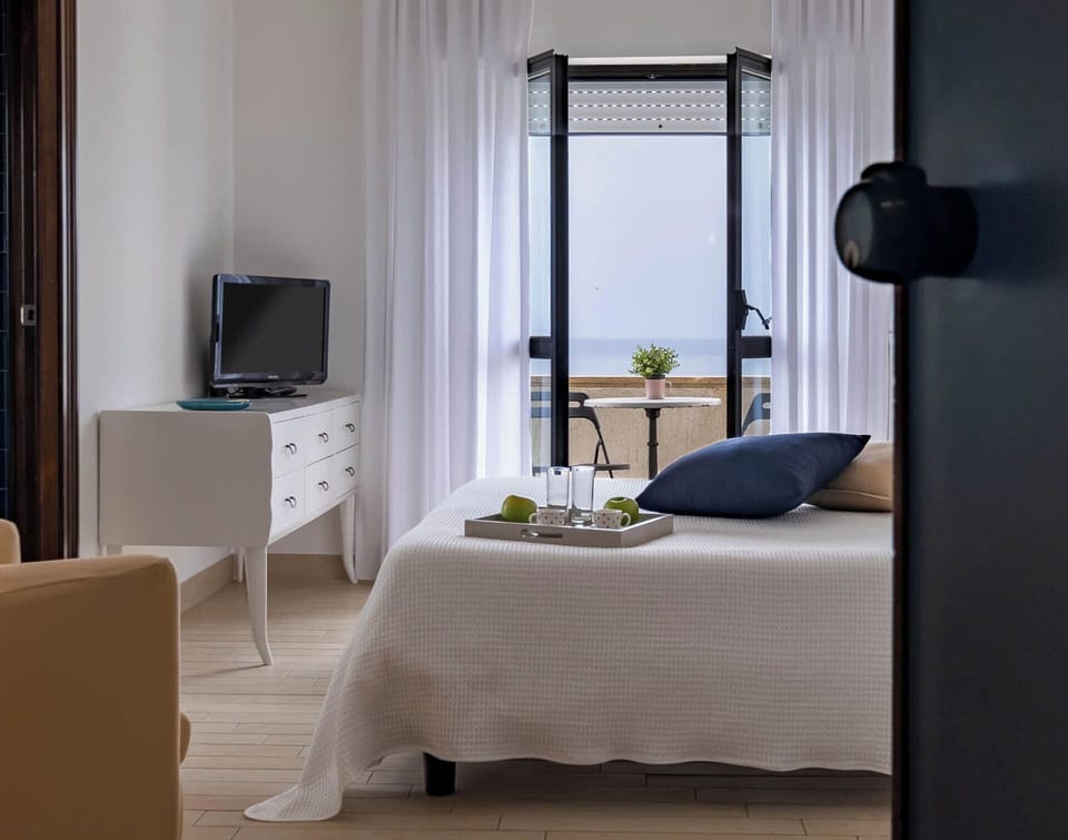 In-room safe, cribs (surcharge), WiFi (free), bed sheets