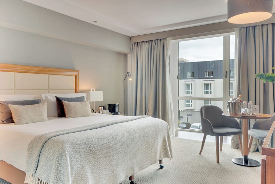 Classic Room, 1 King Bed | In-room safe, desk, laptop workspace, blackout drapes