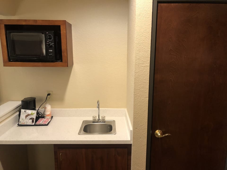 Standard Single Room, 1 King Bed, Non Smoking | Desk, blackout drapes, iron/ironing board, free WiFi