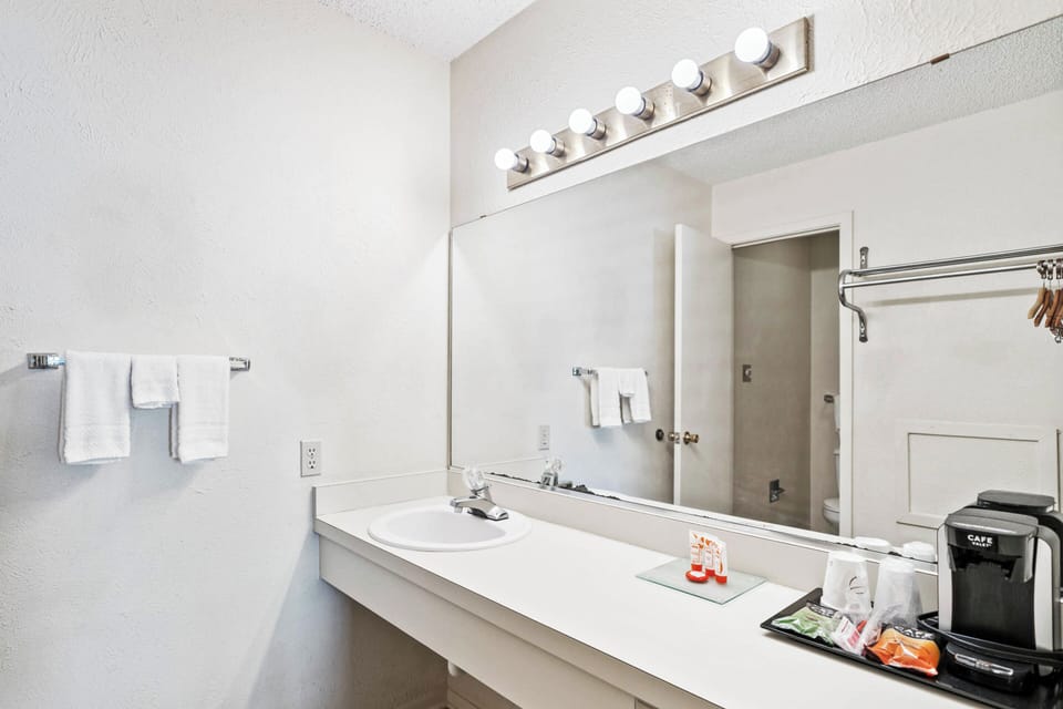 Room, 1 King Bed | Bathroom | Free toiletries, towels