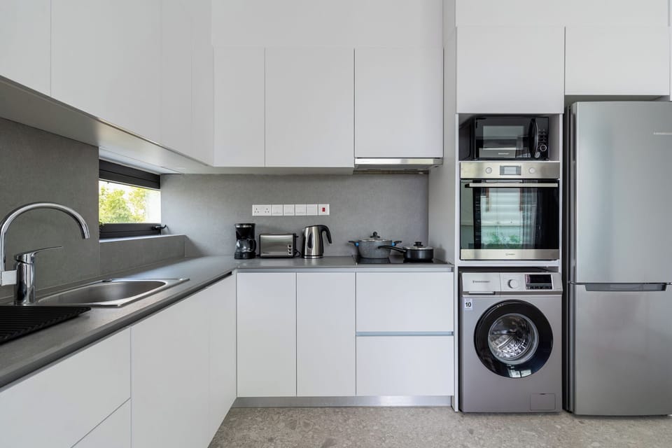 Solara 101 | Private kitchen | Full-size fridge, microwave, oven, stovetop