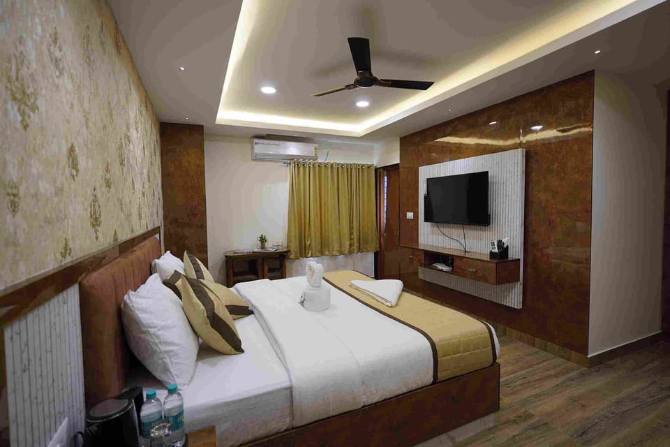 Deluxe Single Room | Living area | 32-inch LED TV with cable channels