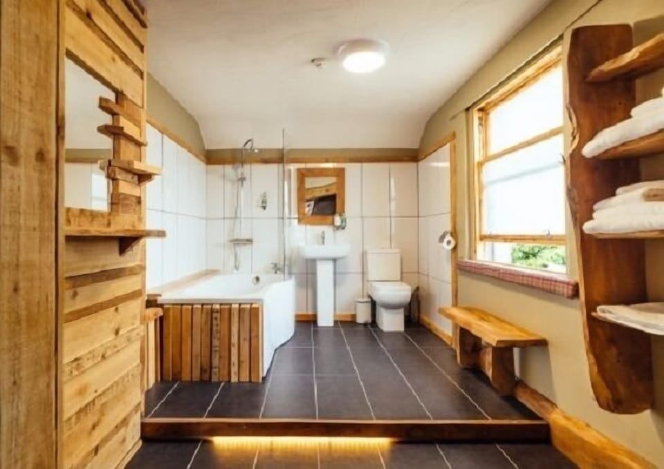 Superior Double Room | Bathroom | Shower, towels