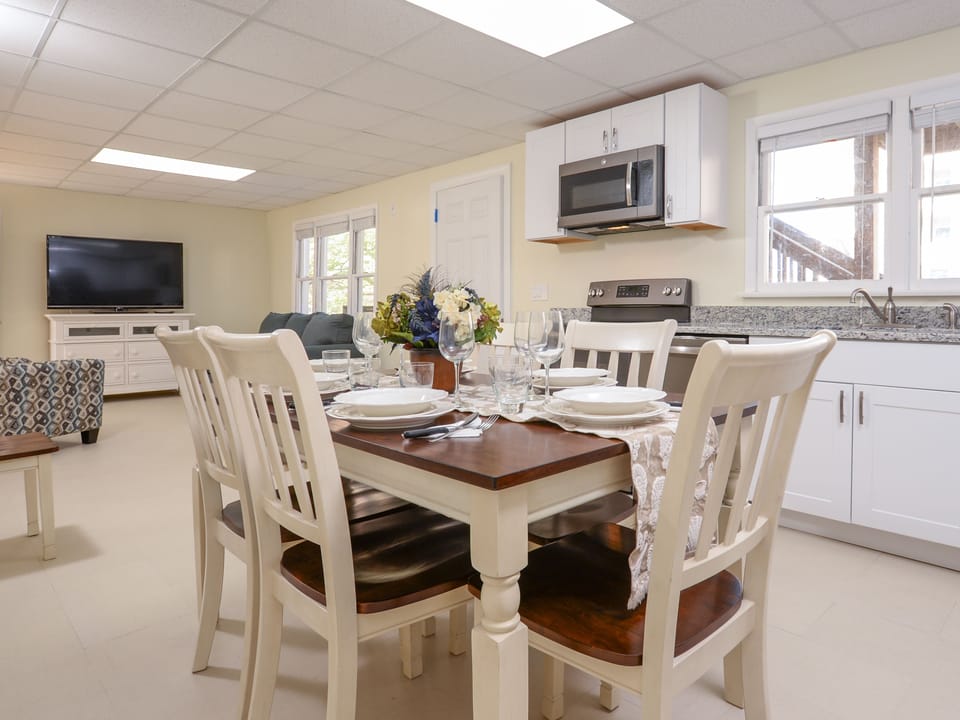 Family Apartment, 2 Bedrooms | In-room dining