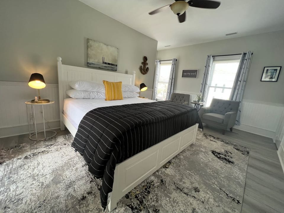 Harbor Room | Premium bedding, individually decorated, individually furnished
