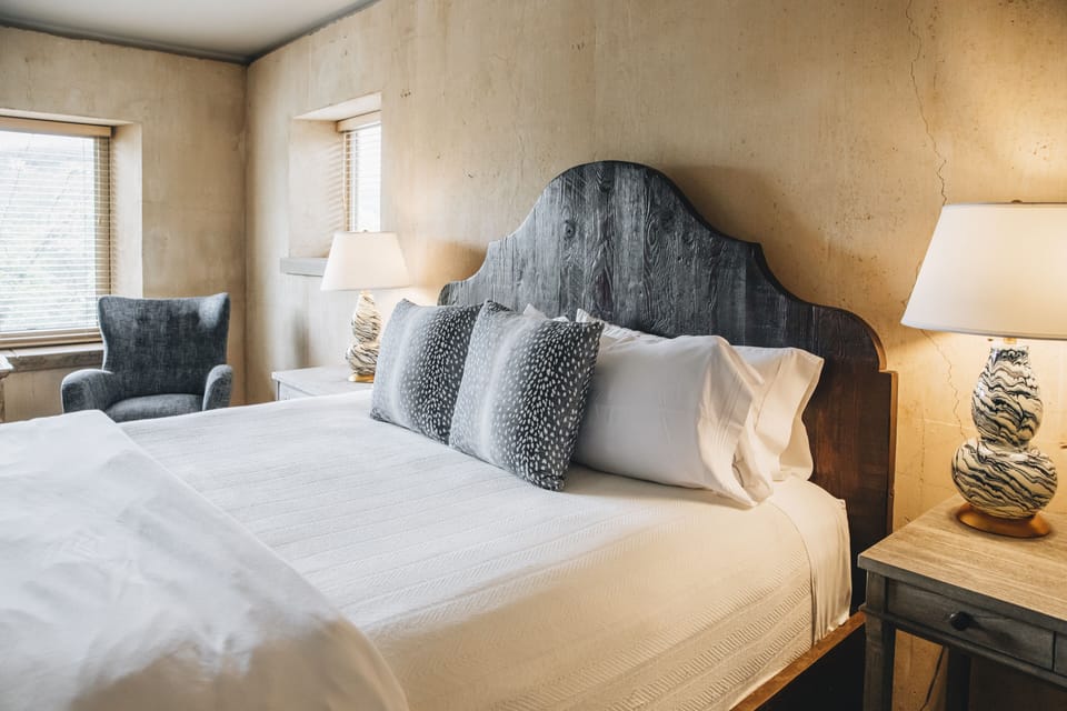 Suite 5 | Hypo-allergenic bedding available, desk, laptop workspace