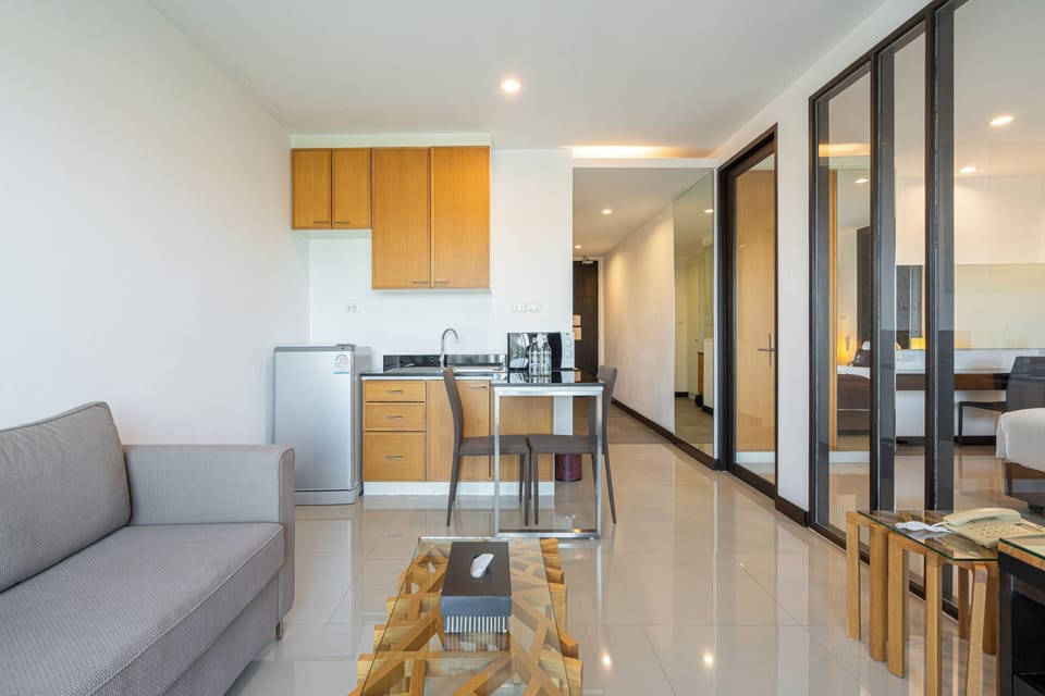 Lani Suite | Living area | 40-inch LED TV with cable channels, TV