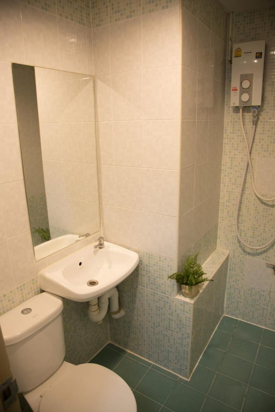 Shower, free toiletries, hair dryer