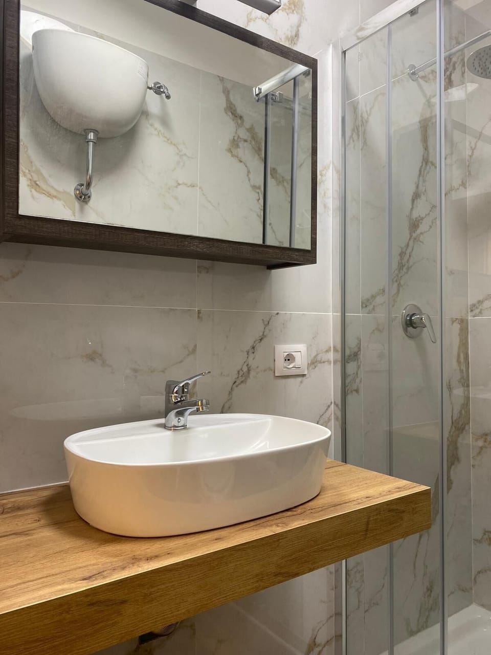 Comfort Apartment | Bathroom | Shower, hair dryer, bidet, towels