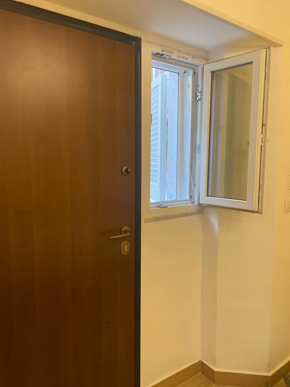 1 bedroom, desk, WiFi (free)