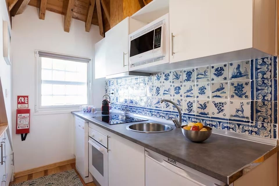 Classic Apartment, Non Smoking, City View | Private kitchen | Fridge, microwave, oven, stovetop