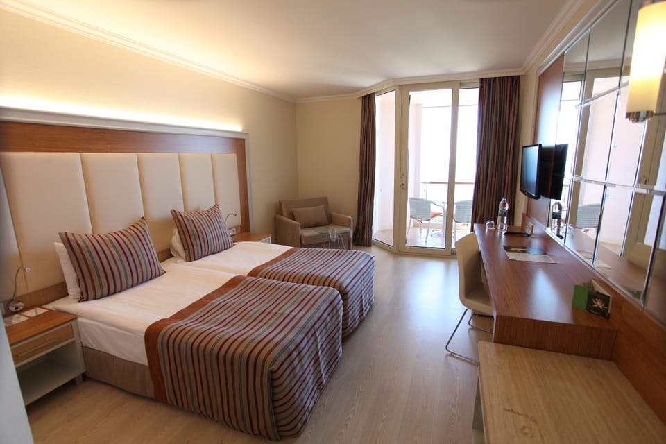Classic Room | Minibar, in-room safe, desk, iron/ironing board