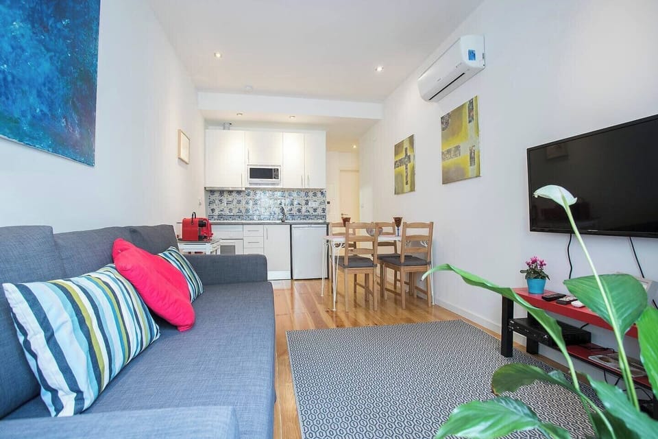 Classic Apartment, City View | Living area | 32-inch flat-screen TV with cable channels