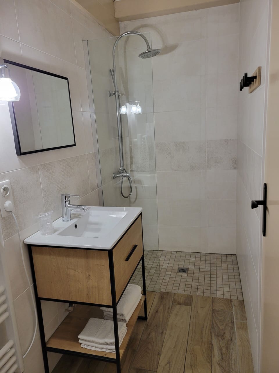Shower, rainfall showerhead, free toiletries, hair dryer