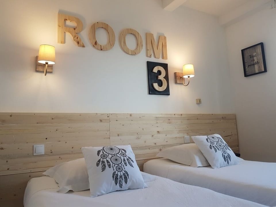Twin Room | Desk, soundproofing, free cribs/infant beds, free WiFi