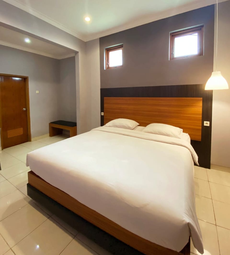 Suite | Desk, free WiFi