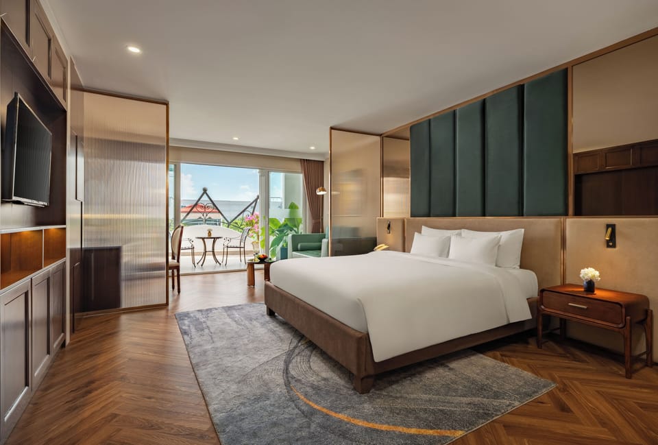  Splendid Suite Terrace with Private Jacuzzi & & Spa Benefits | Hypo-allergenic bedding, free minibar items, in-room safe, desk