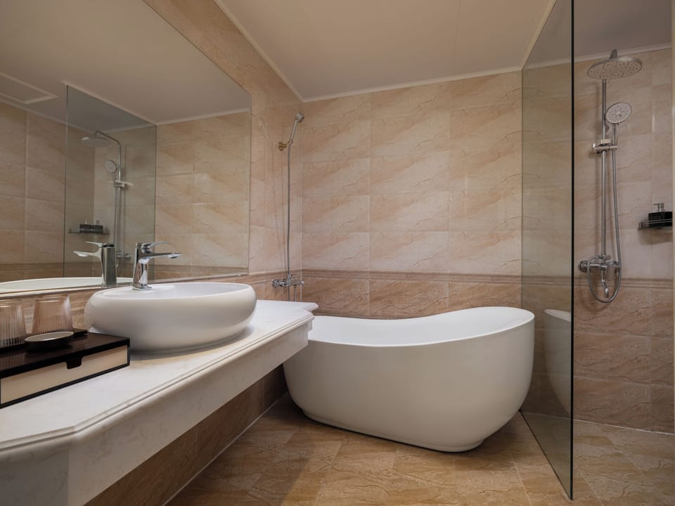  Splendid Suite Terrace with Private Jacuzzi & & Spa Benefits | Bathroom | Shower, hydromassage showerhead, designer toiletries, hair dryer