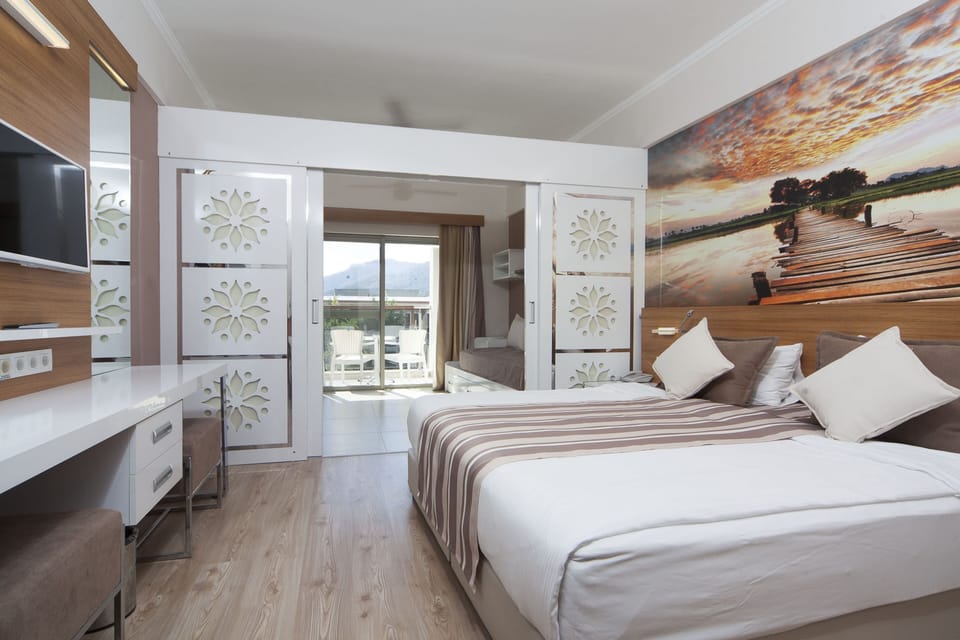 Family Room (Classic) | Minibar, in-room safe, desk, soundproofing