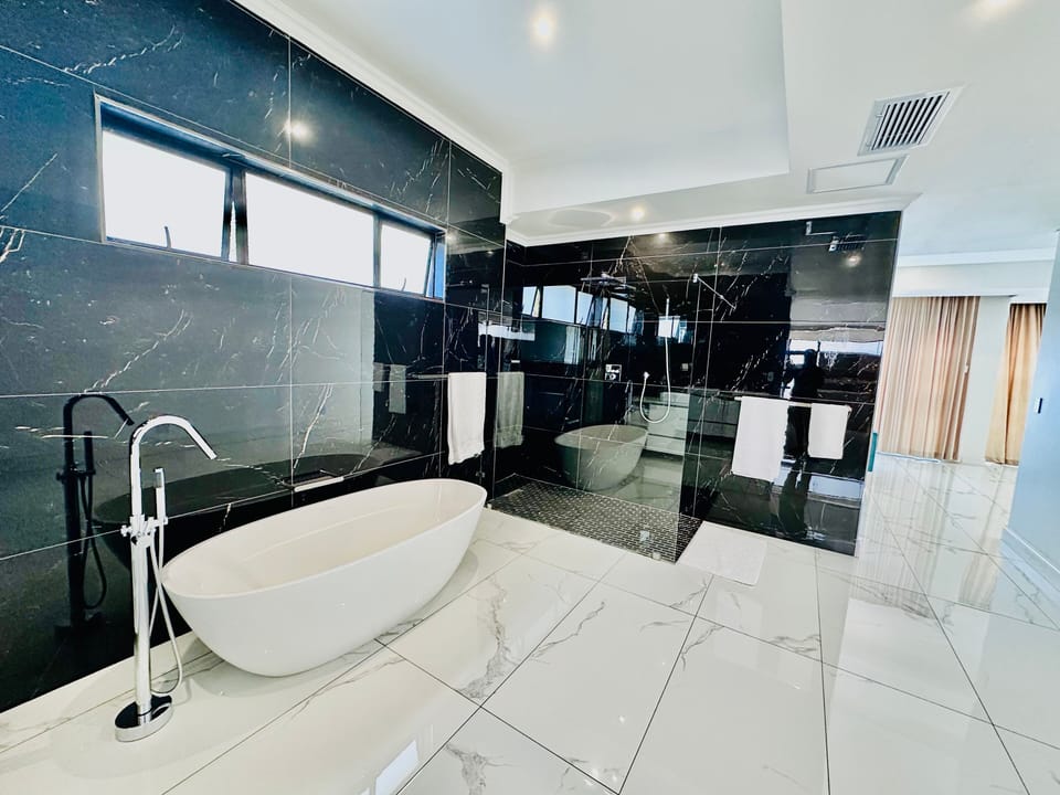 Presidential Suite, Balcony, Garden View | Bathroom | Towels, soap, shampoo, toilet paper