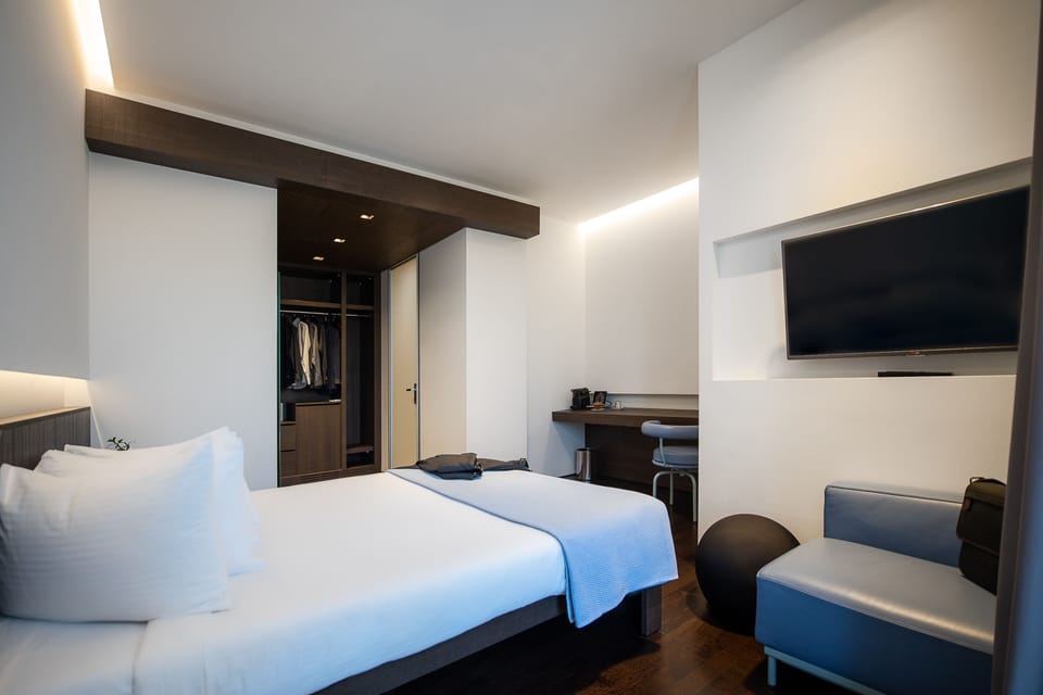 Executive Suite | Hypo-allergenic bedding, minibar, in-room safe, desk