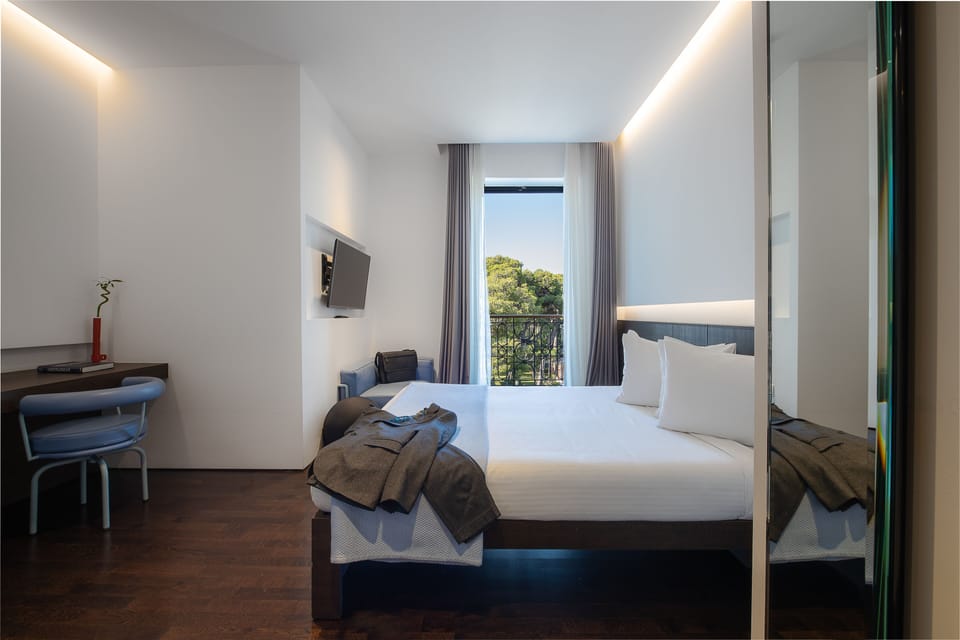 Executive Suite | Hypo-allergenic bedding, minibar, in-room safe, desk